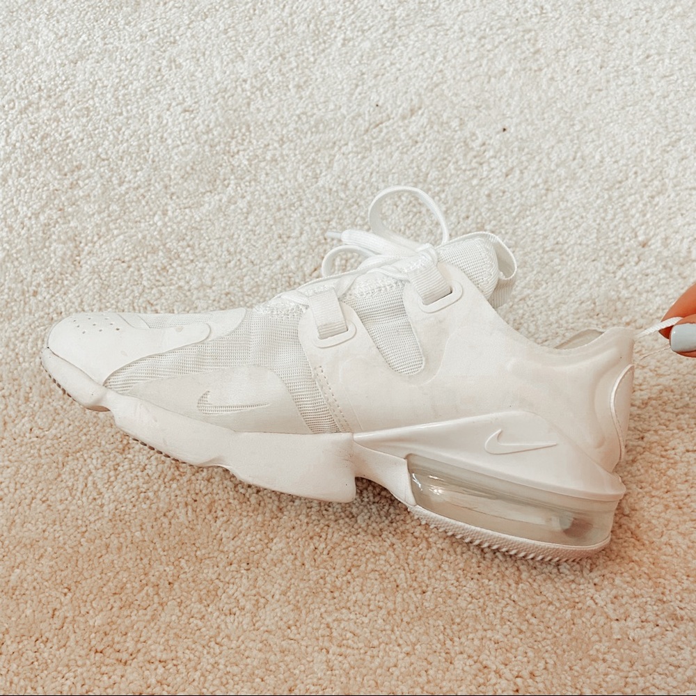 LIGHTLY WORN AIR MAX NIKE SHOES